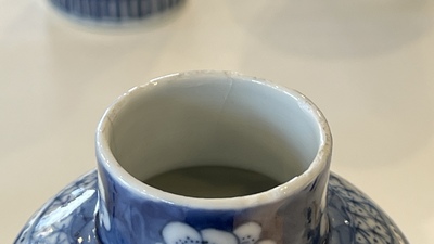 Een Chinees blauw-wit kaststel van vijf vazen, Kangxi merk, 19e eeuw