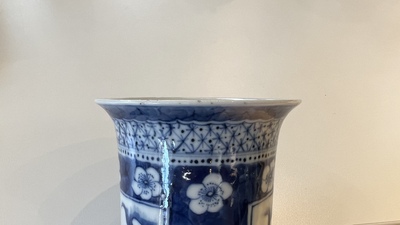 Een Chinees blauw-wit kaststel van vijf vazen, Kangxi merk, 19e eeuw