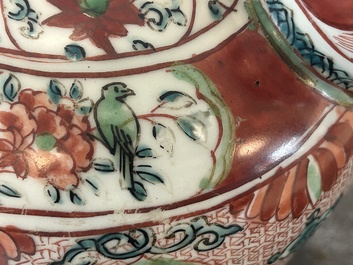Een Chinese Swatow kendi met ornamentaal decor, Ming