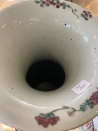 Paire de vases en porcelaine de Chine famille rose &agrave; d&eacute;cor de ph&eacute;nix et de faisans, 19&egrave;me