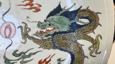 Een Chinese famille verte 'draken' schotel, Chenghua merk, Kangxi