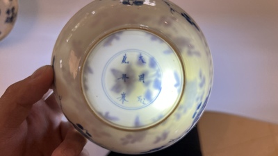 Een paar Chinese blauw-witte koppen en schotels, Chenghua merk, Kangxi