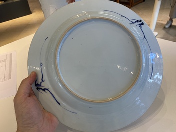 Een Chinese blauw-witte schotel met dames in een tuin, Yonzgheng