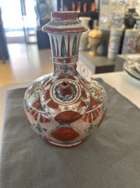 Een Chinese Swatow kendi met ornamentaal decor, Ming