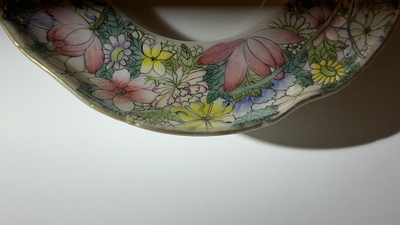 Vier Chinese famille rose millefleurs dekselkommen op houders, Qianlong merk, Republiek