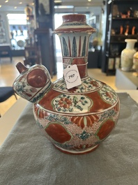 Een Chinese Swatow kendi met ornamentaal decor, Ming