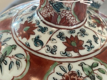 Een Chinese Swatow kendi met ornamentaal decor, Ming