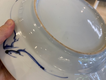 Een Chinese blauw-witte schotel met dames in een tuin, Yonzgheng