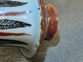 Een Chinese Swatow kendi met ornamentaal decor, Ming