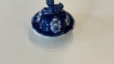 Een Chinees blauw-wit kaststel van vijf vazen, Kangxi merk, 19e eeuw