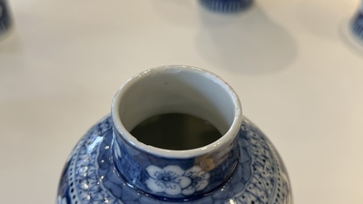 Een Chinees blauw-wit kaststel van vijf vazen, Kangxi merk, 19e eeuw