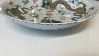 Een Chinese famille verte 'draken' schotel, Chenghua merk, Kangxi