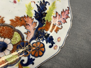 Een Chinese famille rose 'pseudo-tabaksbladeren' schotel, Qianlong