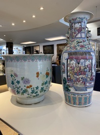Een Chinese famille rose jardini&egrave;re en een vaas, 19e eeuw