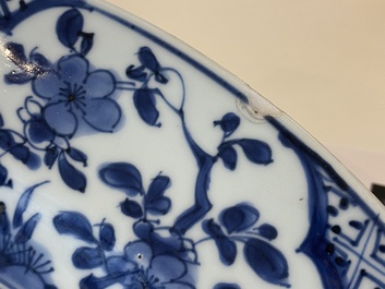 Een paar Chinese blauw-witte schotels met berglandschappen, Kangxi