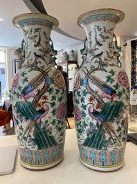 Paire de vases en porcelaine de Chine famille rose &agrave; d&eacute;cor de ph&eacute;nix et de faisans, 19&egrave;me
