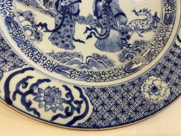 Een Chinese blauw-witte schotel met dames in een tuin, Yonzgheng