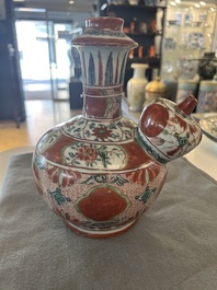 Een Chinese Swatow kendi met ornamentaal decor, Ming