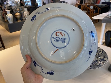 Een paar Chinese blauw-witte schotels met berglandschappen, Kangxi