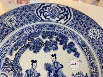 Een Chinese blauw-witte schotel met dames in een tuin, Yonzgheng