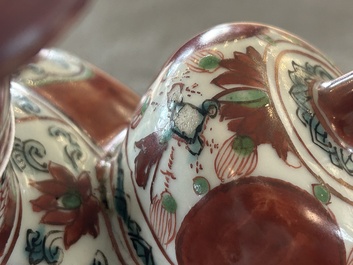Een Chinese Swatow kendi met ornamentaal decor, Ming