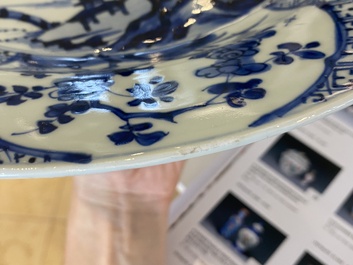 Een paar Chinese blauw-witte schotels met berglandschappen, Kangxi