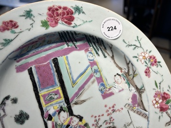 Een Chinees famille rose 'Xi Xiang Ji' bord, Yongzheng