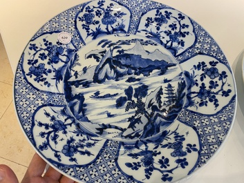 Een paar Chinese blauw-witte schotels met berglandschappen, Kangxi