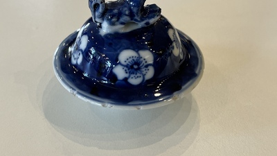Een Chinees blauw-wit kaststel van vijf vazen, Kangxi merk, 19e eeuw