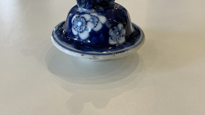 Een Chinees blauw-wit kaststel van vijf vazen, Kangxi merk, 19e eeuw