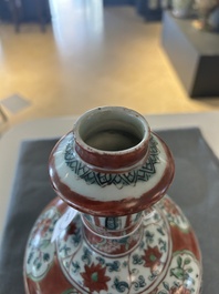 Een Chinese Swatow kendi met ornamentaal decor, Ming