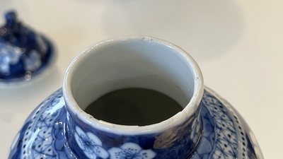 Een Chinees blauw-wit kaststel van vijf vazen, Kangxi merk, 19e eeuw