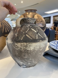 Drie Chinese beschilderde aardewerken potten, Majiayao Yangshaocultuur, 3/2e millennium v.C.