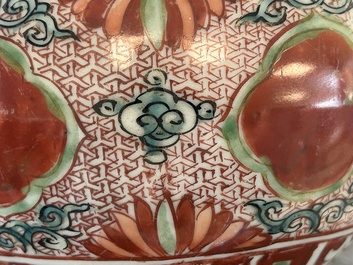 Een Chinese Swatow kendi met ornamentaal decor, Ming