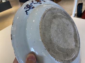 Een Chinese famille rose schotel met decor van tabaksbladeren, Qianlong