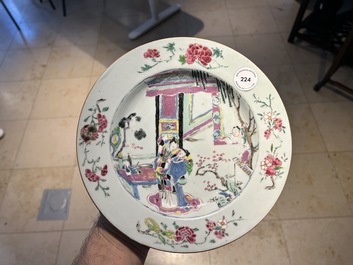 Een Chinees famille rose 'Xi Xiang Ji' bord, Yongzheng