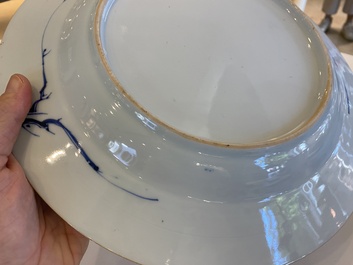 Een Chinese blauw-witte schotel met dames in een tuin, Yonzgheng