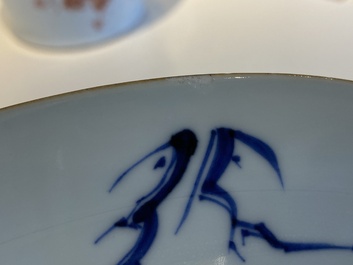 Een Chinese blauw-witte schotel met dames in een tuin, Yonzgheng