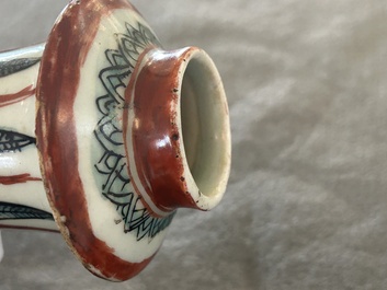 Een Chinese Swatow kendi met ornamentaal decor, Ming