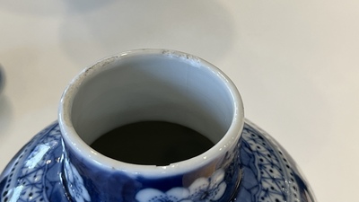Een Chinees blauw-wit kaststel van vijf vazen, Kangxi merk, 19e eeuw