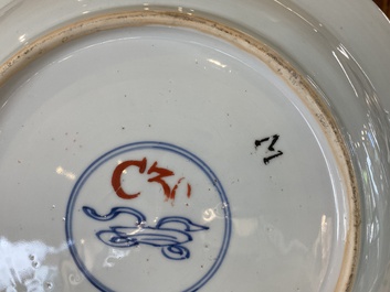 Een paar Chinese blauw-witte schotels met berglandschappen, Kangxi