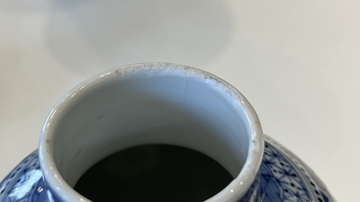 Een Chinees blauw-wit kaststel van vijf vazen, Kangxi merk, 19e eeuw