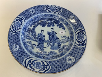 Een Chinese blauw-witte schotel met dames in een tuin, Yonzgheng