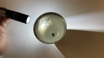 Een paar Chinese blauw-witte koppen en schotels, Chenghua merk, Kangxi