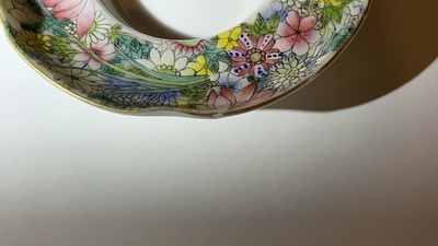 Vier Chinese famille rose millefleurs dekselkommen op houders, Qianlong merk, Republiek
