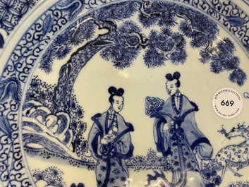 Een Chinese blauw-witte schotel met dames in een tuin, Yonzgheng