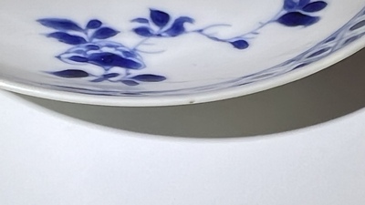 Een paar Chinese blauw-witte koppen en schotels, Chenghua merk, Kangxi
