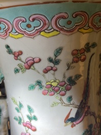 Paire de vases en porcelaine de Chine famille rose &agrave; d&eacute;cor de ph&eacute;nix et de faisans, 19&egrave;me