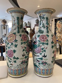 Paire de vases en porcelaine de Chine famille rose &agrave; d&eacute;cor de ph&eacute;nix et de faisans, 19&egrave;me