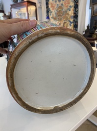 Paire de vases en porcelaine de Chine famille rose &agrave; d&eacute;cor de ph&eacute;nix et de faisans, 19&egrave;me